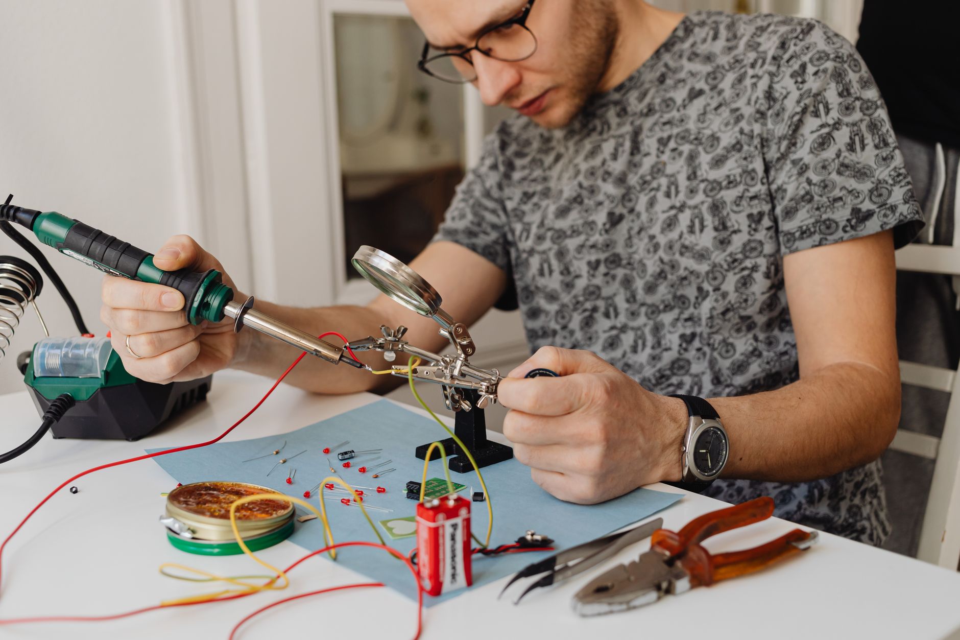 Licensed electrician serving Renton WA homeowners